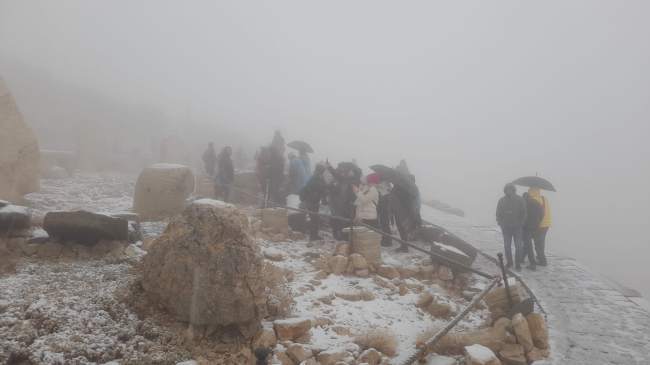 Nemrut Dağı'na yılın ilk karı yağdı